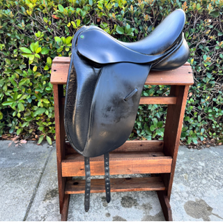 Used Windsor Elite Dressage Saddle, Medium Wide, 17.5" Seat, # 3 Spring Tree